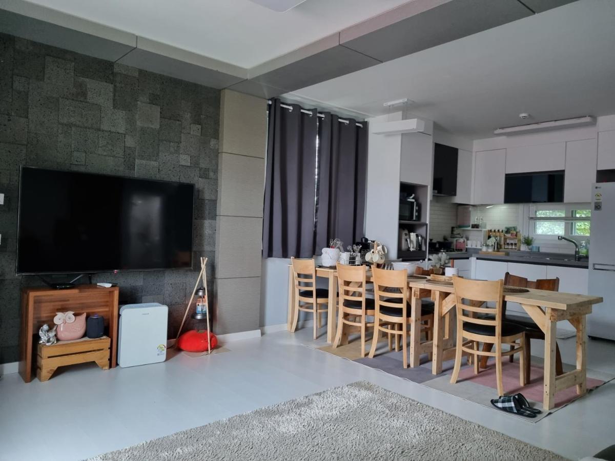 Gashi Sarang Bed and Breakfast Seogwipo Esterno foto