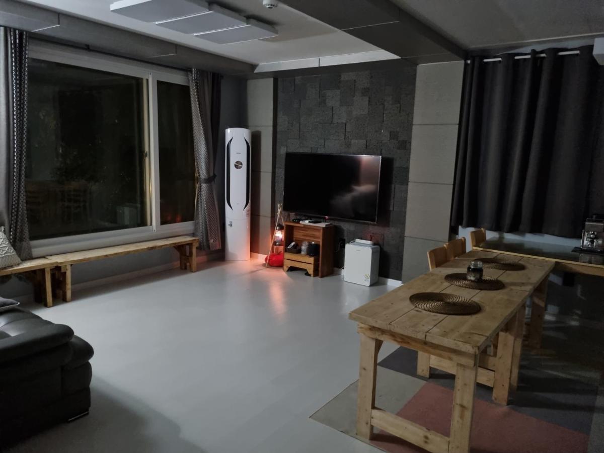 Gashi Sarang Bed and Breakfast Seogwipo Esterno foto