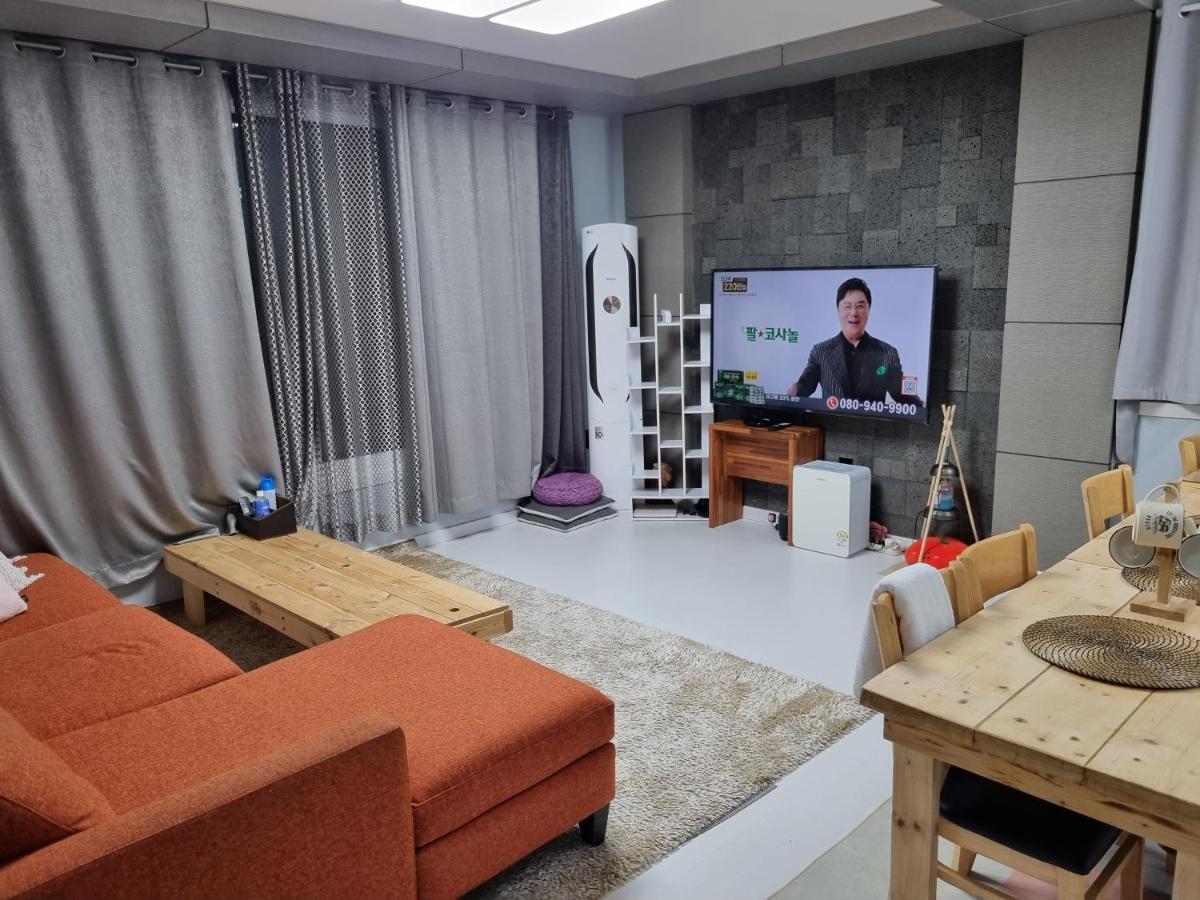 Gashi Sarang Bed and Breakfast Seogwipo Esterno foto